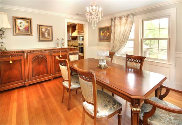 39 Greylock Road Newton, MA 02465 - Photo 3 of 30