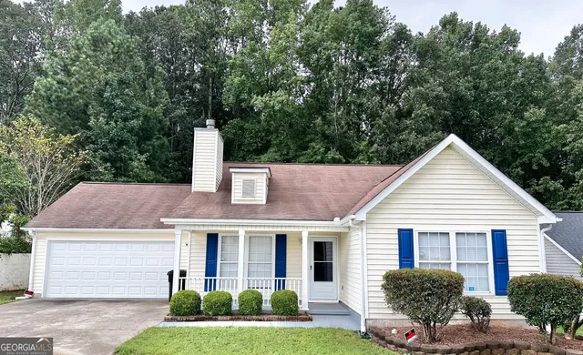 a view of a yard in front of house