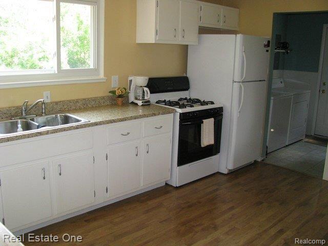 2535 South Livernois Road Rochester, MI 48307 - Photo 8 of 11 2535 livernois kitchen 2.jpg