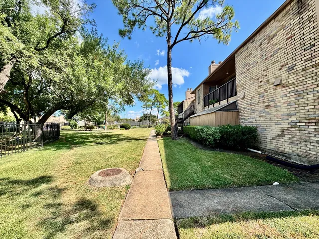 $1,100 | 10555 Turtlewood Court, Unit 102, Houston, TX 77072
