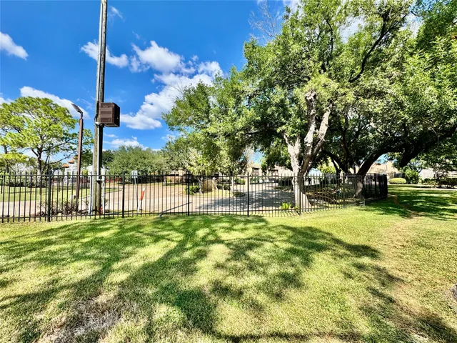 $1,100 | 10555 Turtlewood Court, Unit 102, Houston, TX 77072