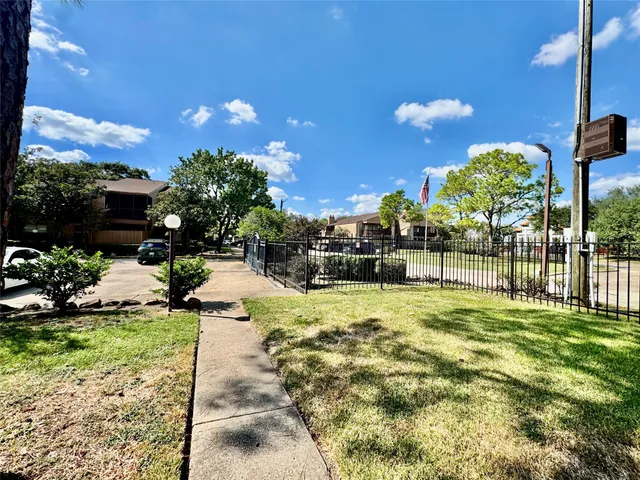 $1,100 | 10555 Turtlewood Court, Unit 102, Houston, TX 77072