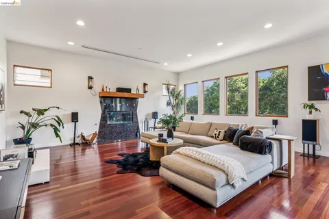 $1,899,000 | 13454 Campus Drive, Oakland, CA 94619