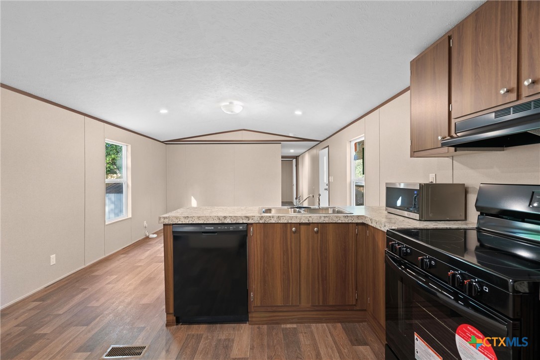 27 Briarwood Road Morgan's Point Resort, TX 76513 - Photo 13 of 37 Large Living Space