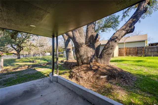 $2,095 | 809 North West Street, Burnet, TX 78611