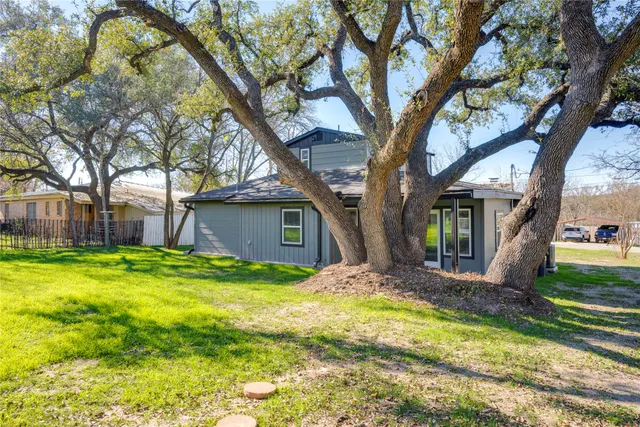 $2,095 | 809 North West Street, Burnet, TX 78611