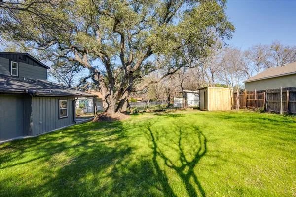 $2,000 | 809 North West Street, Burnet, TX 78611