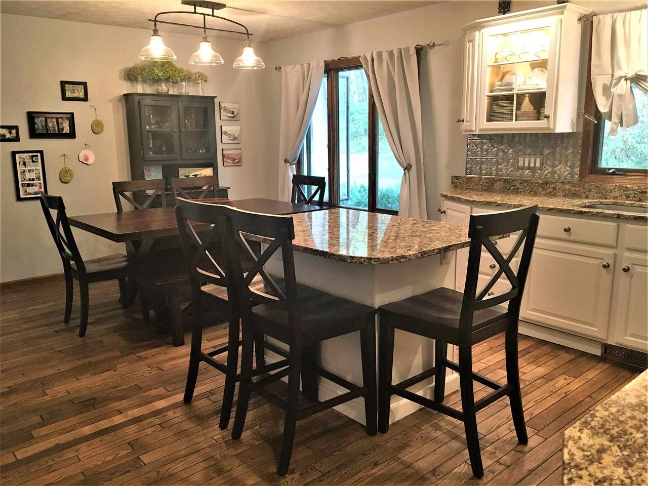 810 East Old Wagon Road Byron, IL 61010 - Photo 4 of 25 a dining room with furniture and window