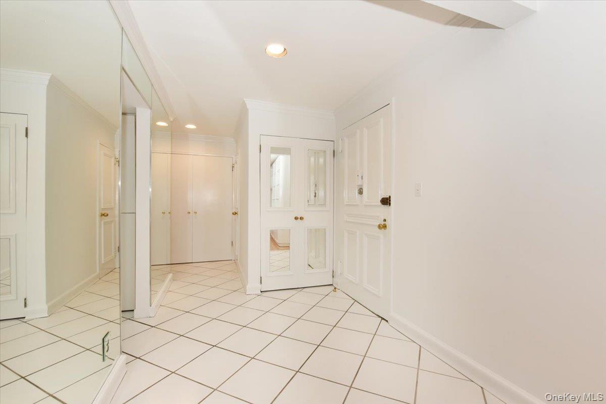180 South Middle Neck Road, Unit 1J Great Neck, NY 11021 - Photo 33 of 39 Entrance Foyer