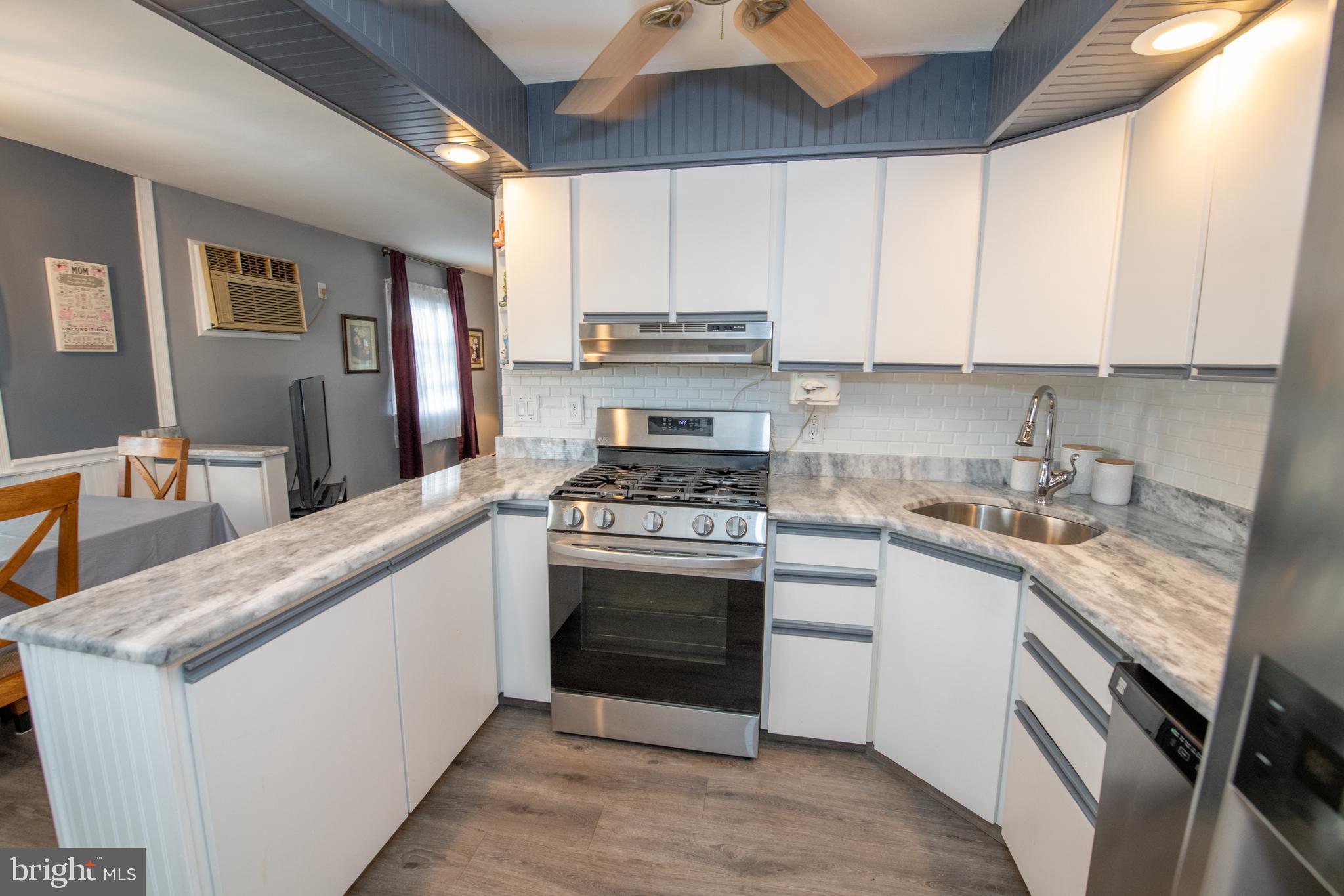 1005 Tomlinson Road Philadelphia, PA 19116 - Photo 24 of 80 Gas cooking- convention oven also