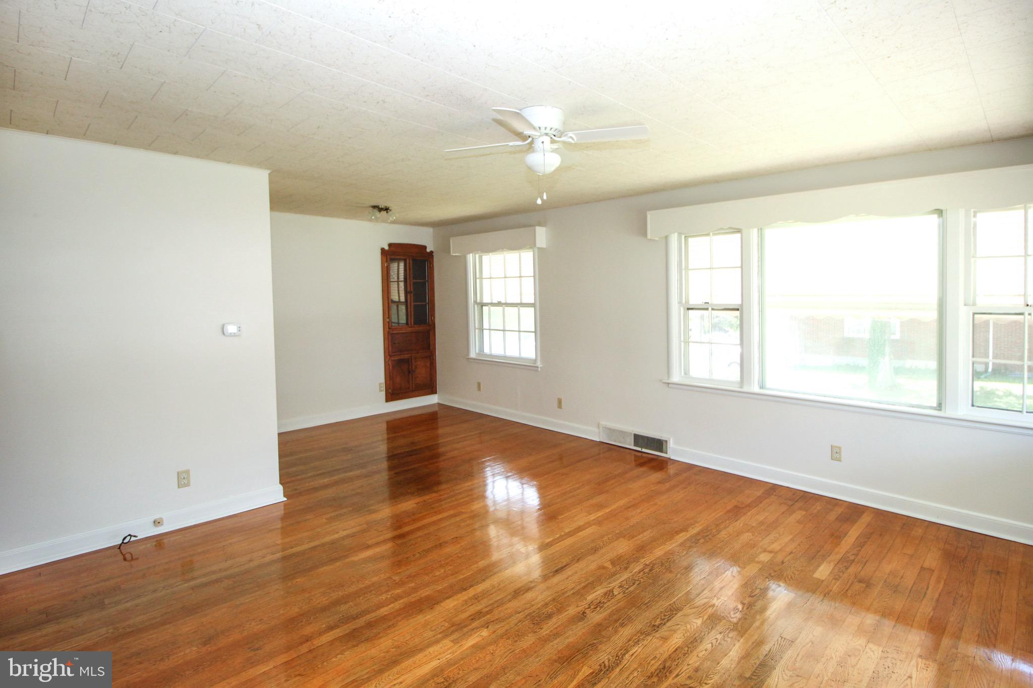 13505 Spriggs Road Hagerstown, MD 21742 - Photo 4 of 26 Living Room