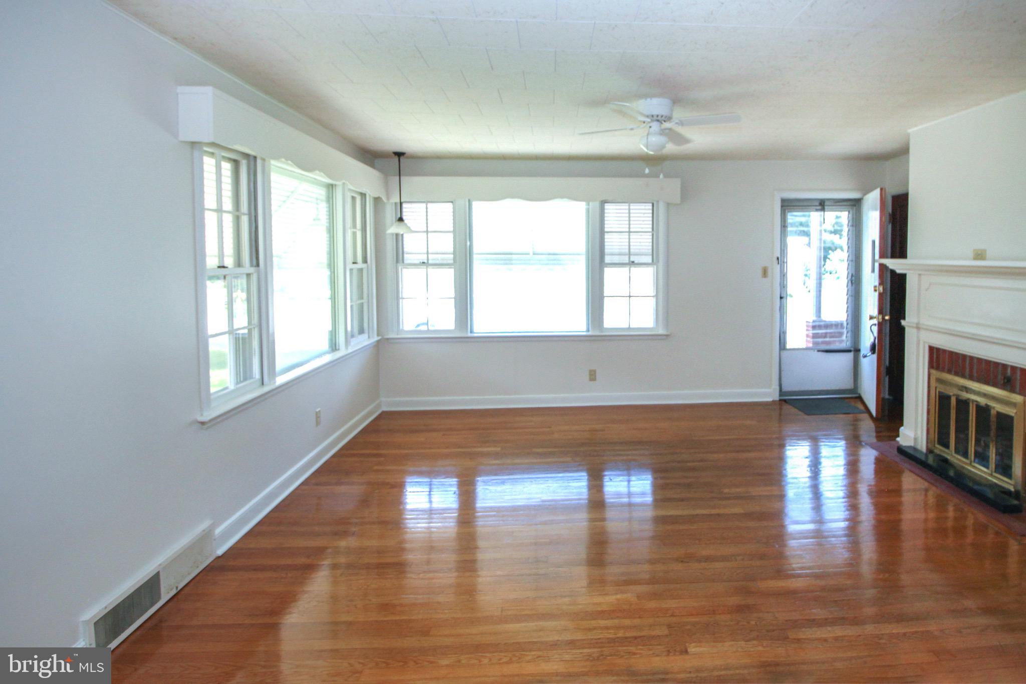 13505 Spriggs Road Hagerstown, MD 21742 - Photo 5 of 26 Living Room
