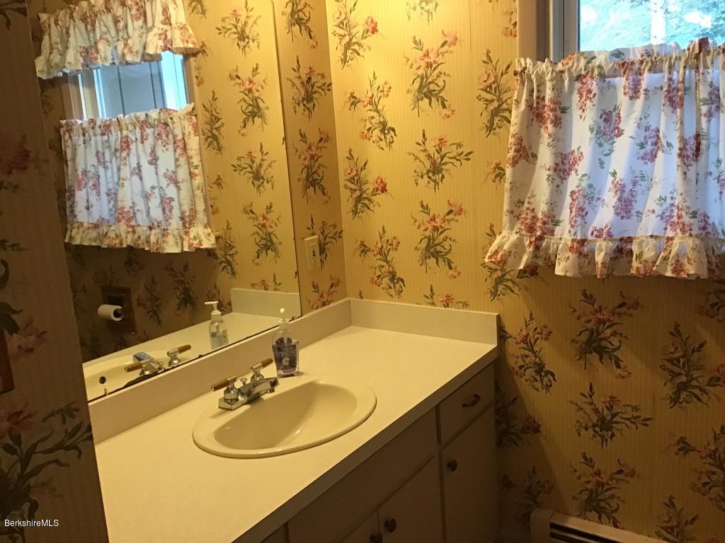 25 Oak Hill Road Pittsfield, MA 01201 - Photo 18 of 27 Bathroom