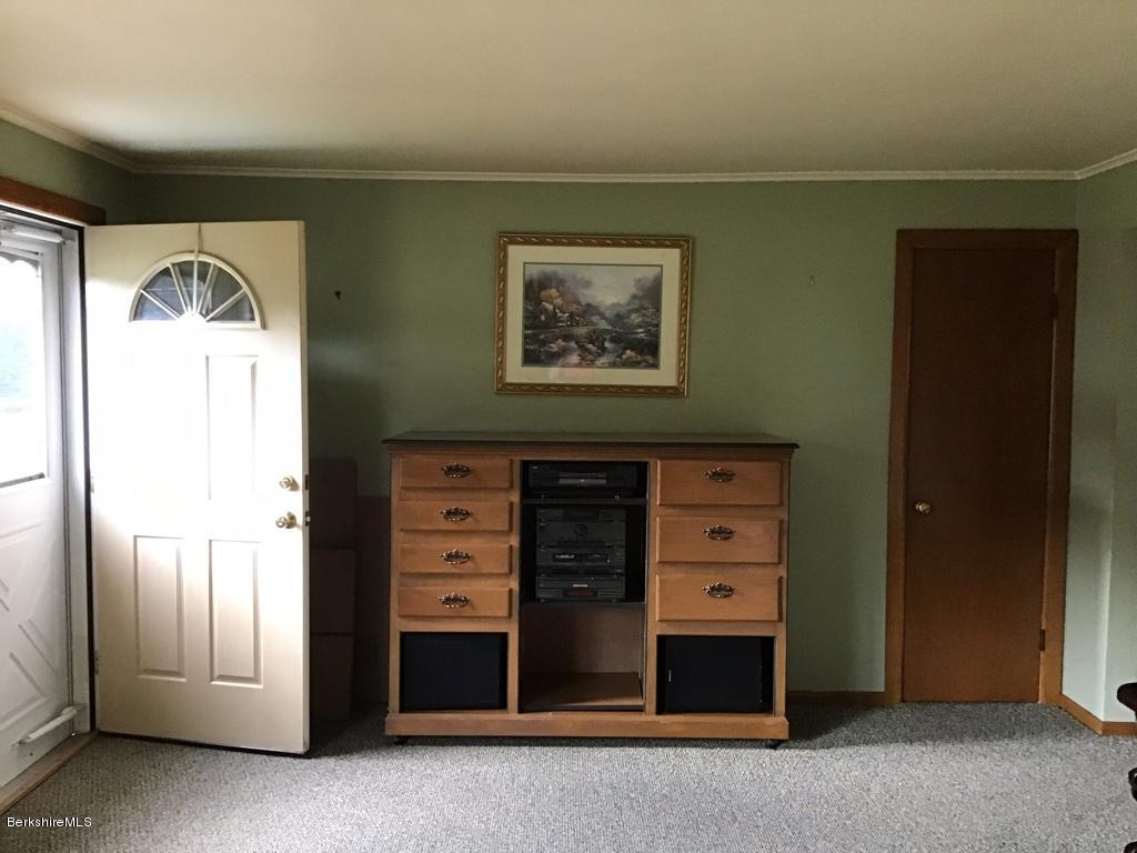 25 Oak Hill Road Pittsfield, MA 01201 - Photo 7 of 27 Living Room