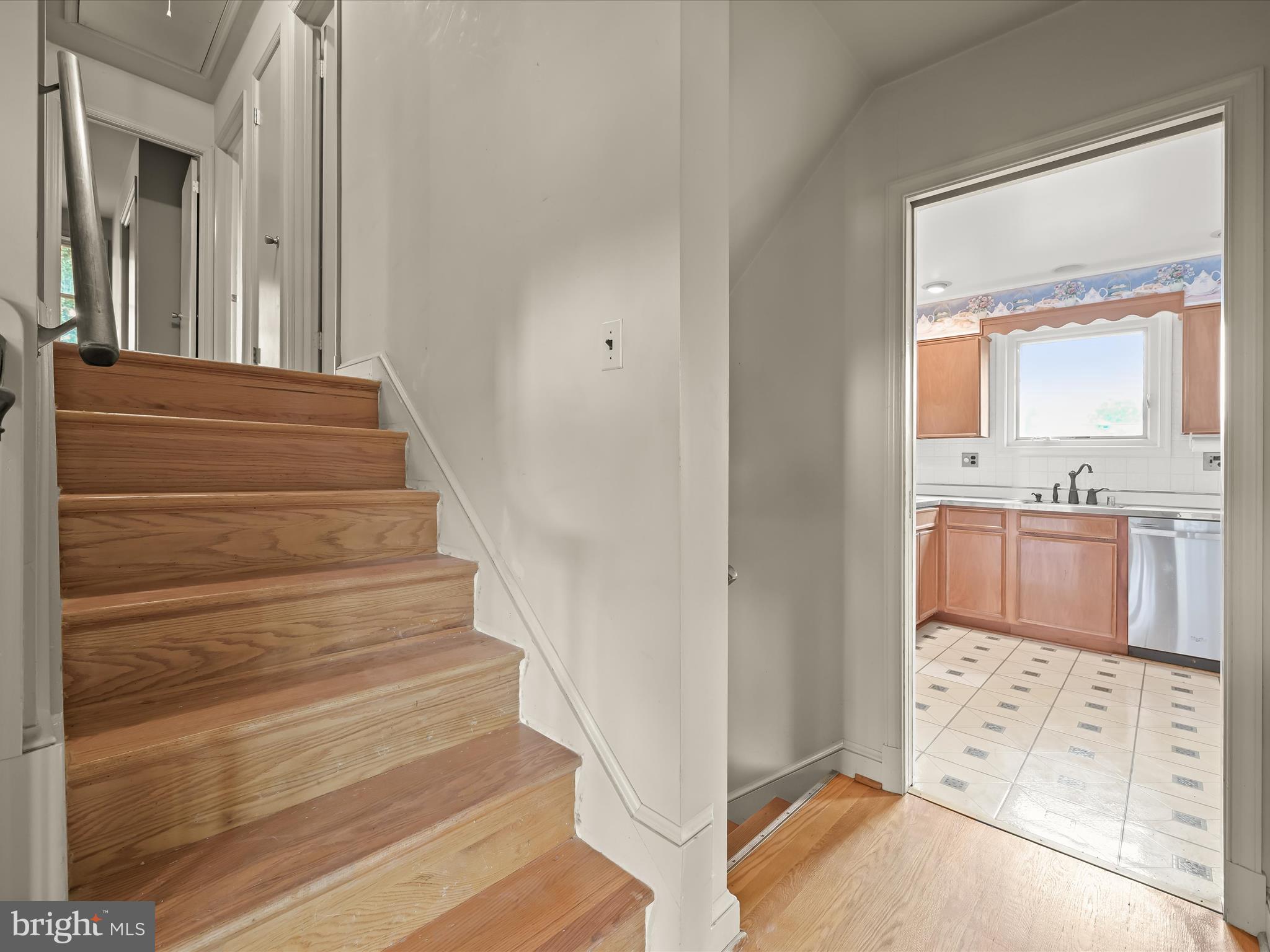 13205 Glenhill Road Silver Spring, MD 20904 - Photo 13 of 49 Staircase
