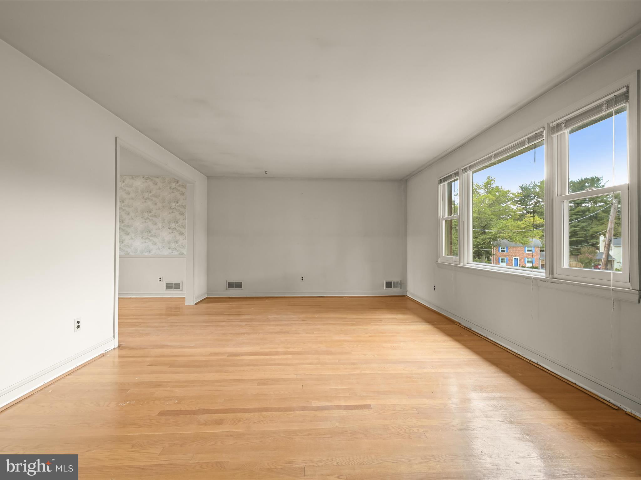 13205 Glenhill Road Silver Spring, MD 20904 - Photo 4 of 49 Living Room