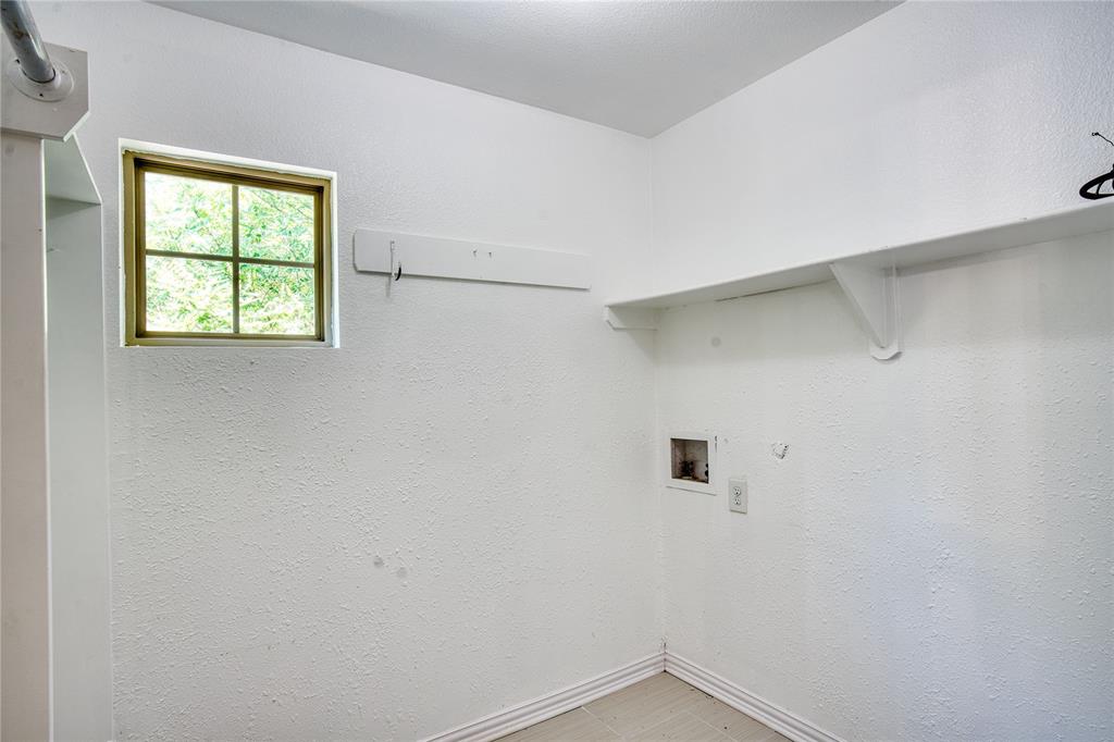 420 North Road Kennedale, TX 76060 - Photo 34 of 36 Laundry area featuring hookup for a washing machine, hookup for a gas dryer, and a textured wall
