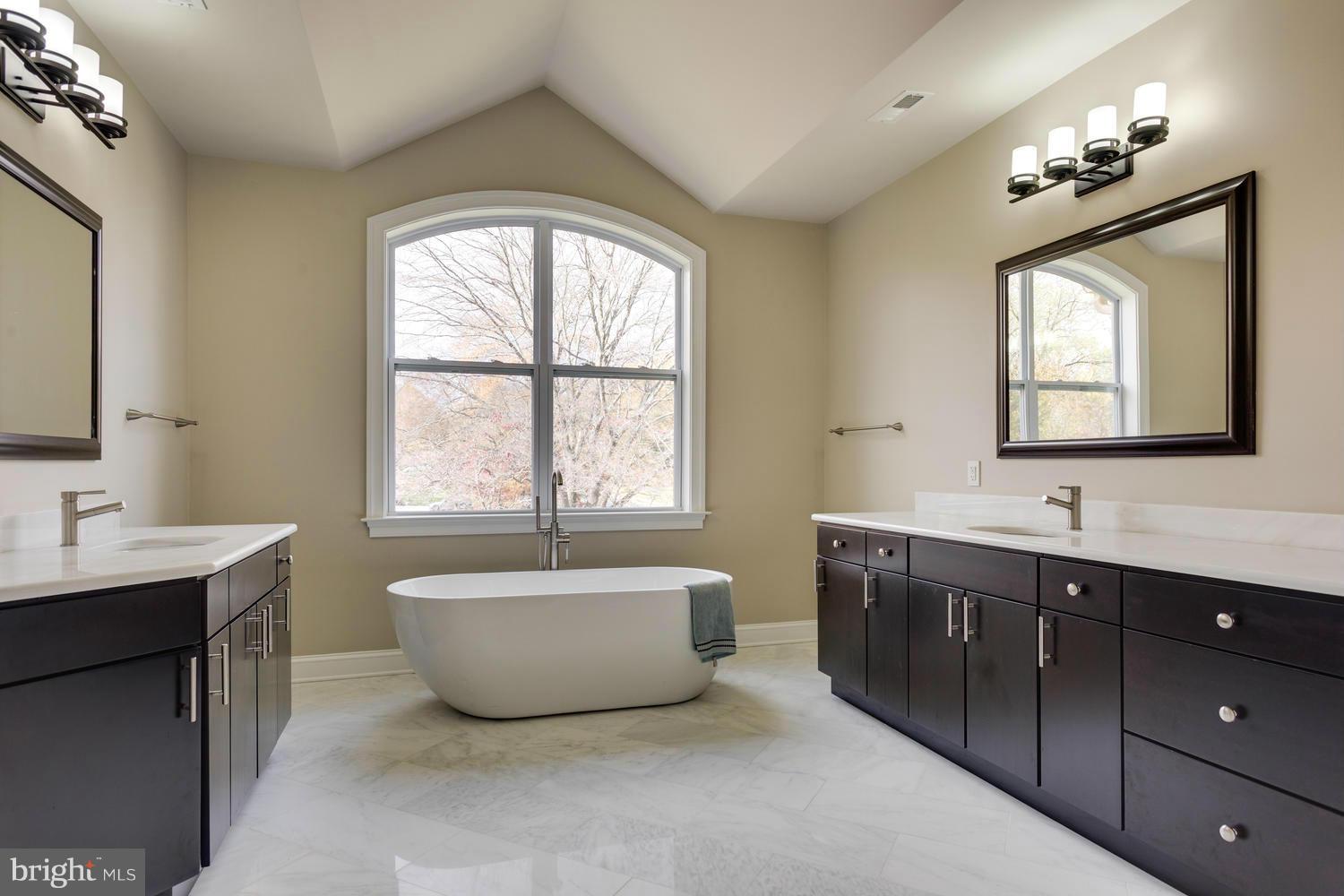 7001 Churchill Road McLean, VA 22101 - Photo 20 of 30 Bath (Master)