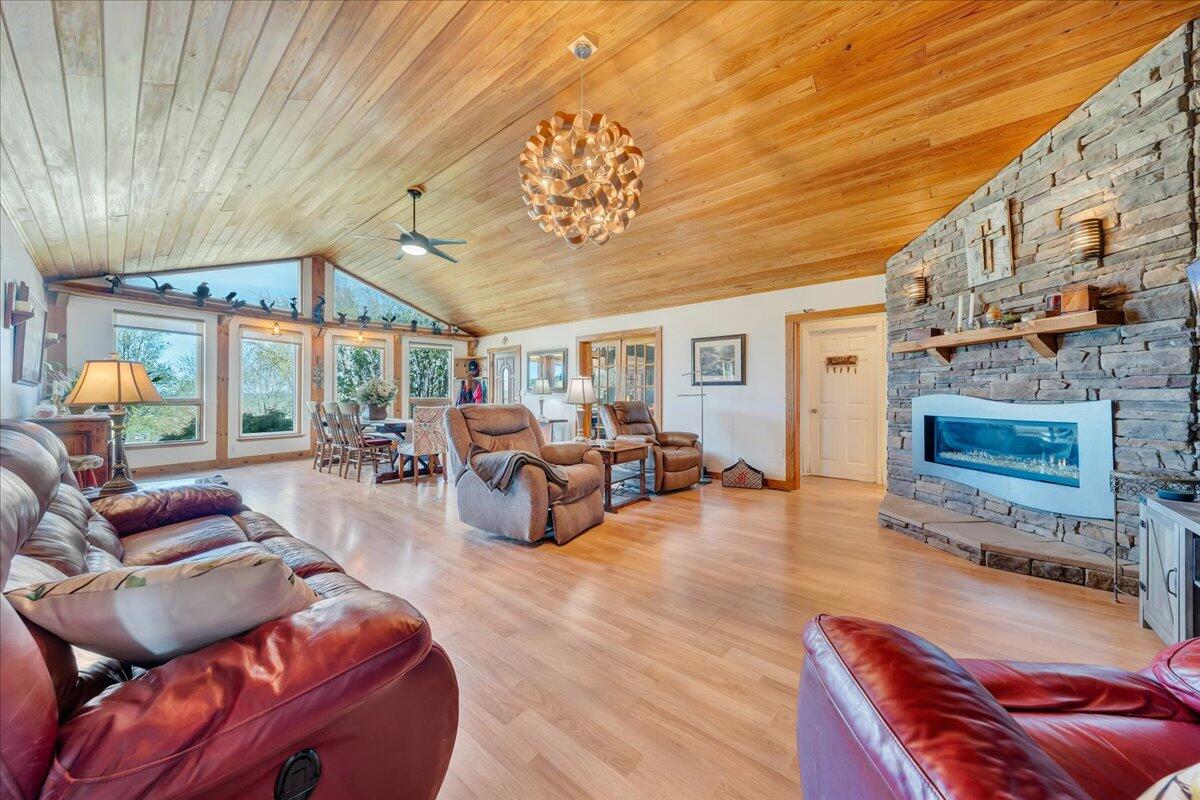 385 Sunny Ridge Road Northeast Floyd, VA 24091 - Photo 5 of 50 Great room