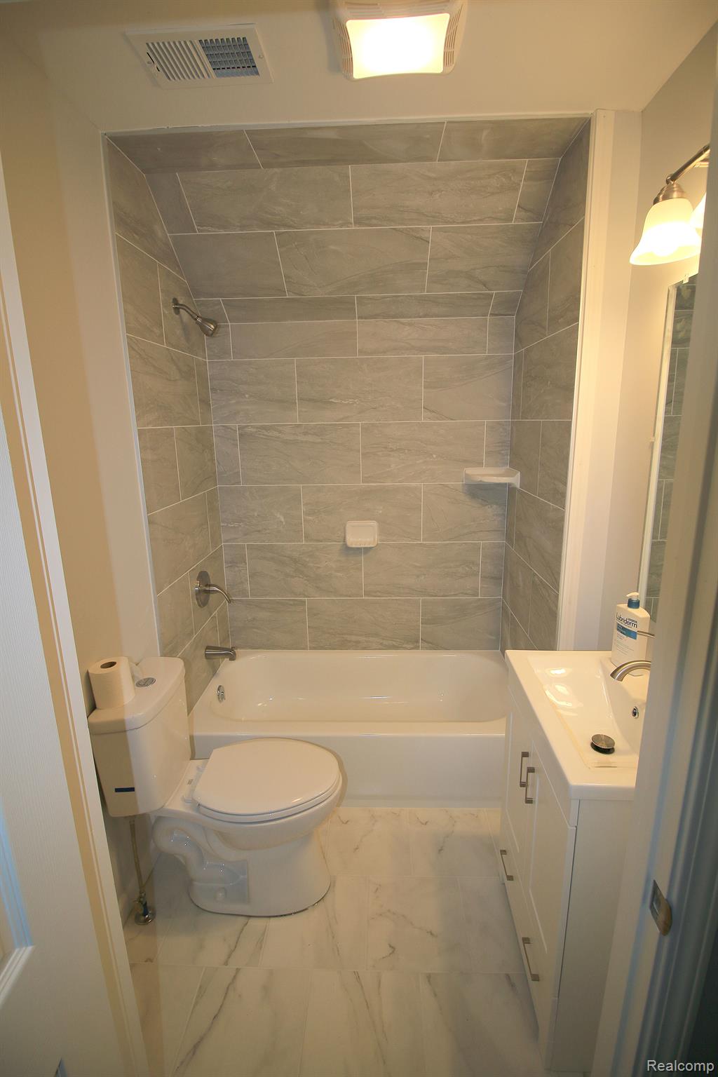 32600 Ruehle Avenue Warren, MI 48093 - Photo 15 of 22 2nd Floor Bath