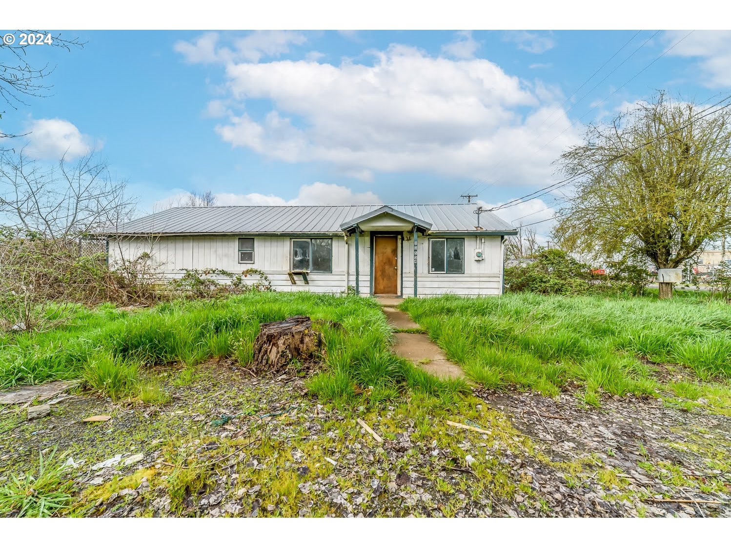 90534 Link Road Eugene, OR 97402 - Photo 1 of 19 a view of a front of house with a yard
