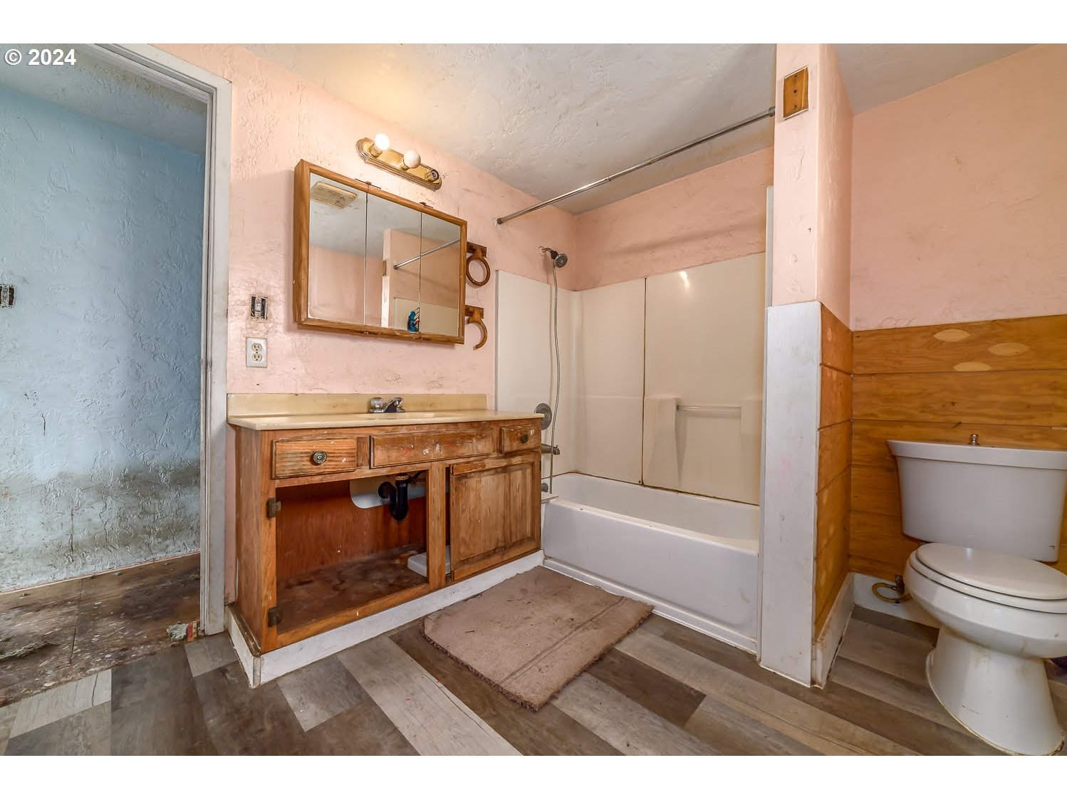 90534 Link Road Eugene, OR 97402 - Photo 14 of 19 a bathroom with a toilet a sink and bathtub
