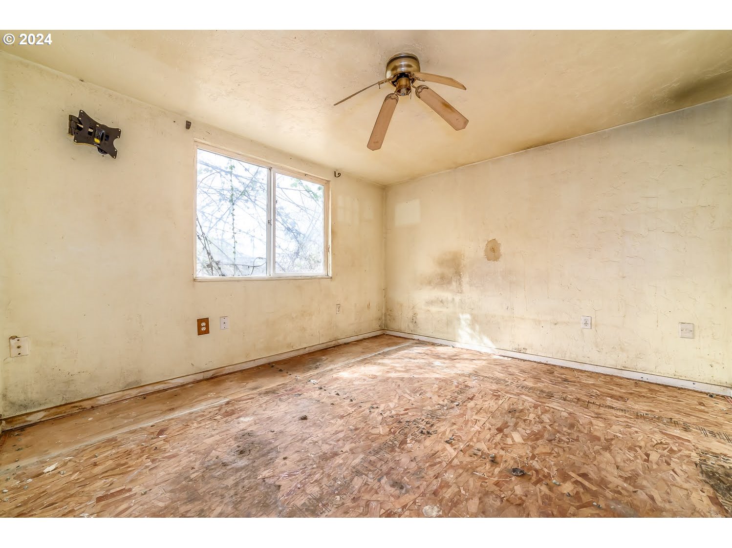 90534 Link Road Eugene, OR 97402 - Photo 15 of 19 a view of an empty room and a window