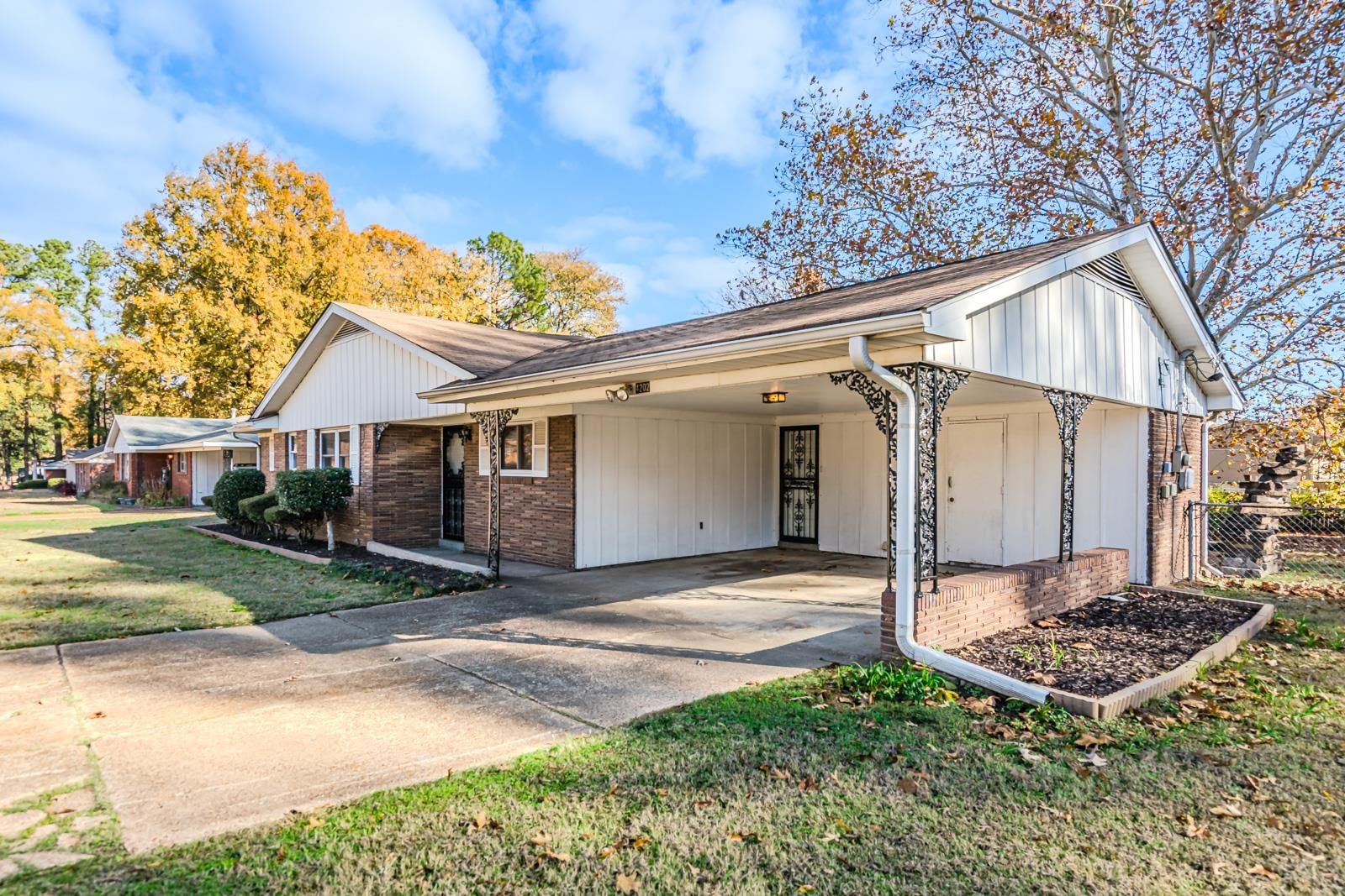 4202 Ambrose Road Memphis, TN 38116 - Photo 4 of 28 a front view of a house with a yard