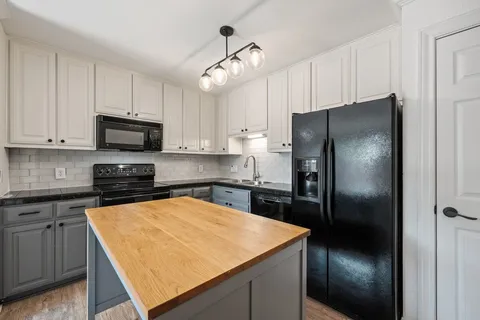 $1,875 | 2500 Steck Avenue, Unit 32, Austin, TX 78757