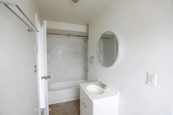 $1,450 | 184-186 Broadway, Unit 2D, Port Ewen, NY 12466