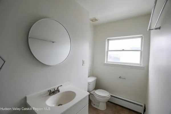 $1,450 | 184-186 Broadway, Unit 2D, Port Ewen, NY 12466