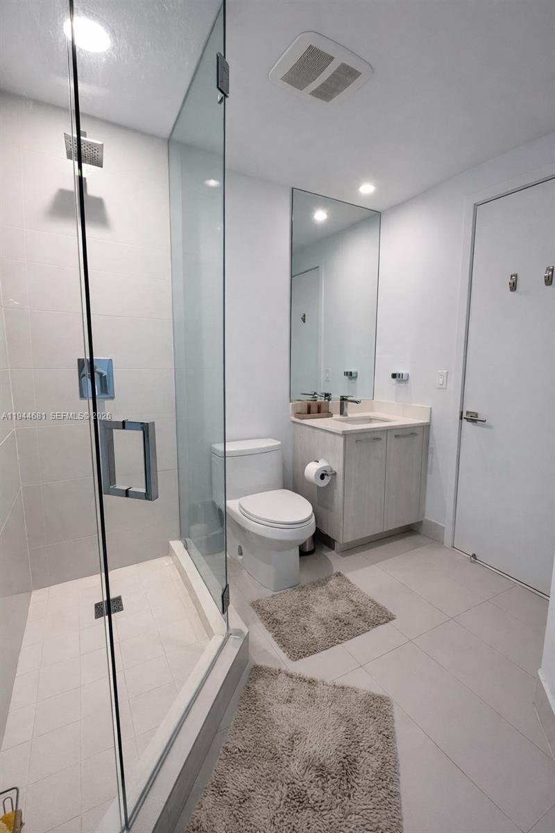 45 Southwest 9th Street, Unit 3008 Miami, FL 33130 - Photo 10 of 16 a spacious bathroom with a tub sink and mirror