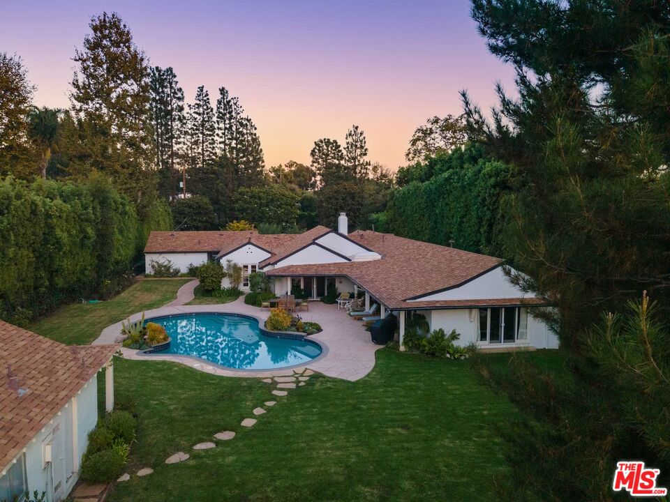 115 South Rockingham Avenue Los Angeles, CA 90049 - Photo 4 of 9 a front view of a house with garden