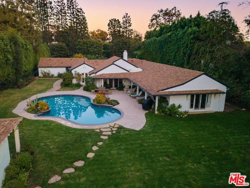 115 South Rockingham Avenue Los Angeles, CA 90049 - Photo 5 of 9 a front view of a house with garden