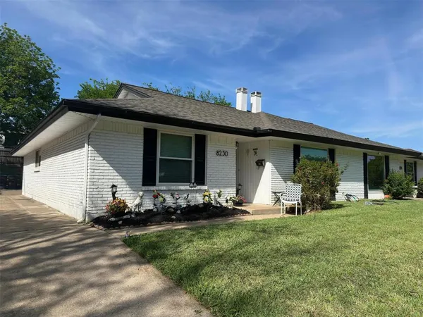 a view of a house with backyard