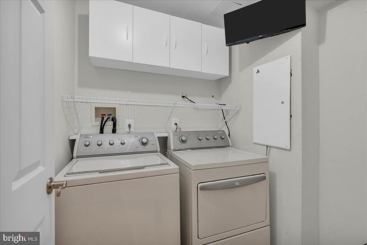 27 Golf View Court Pine Hill, NJ 08021 - Photo 21 of 33 a utility room with dryer and washer