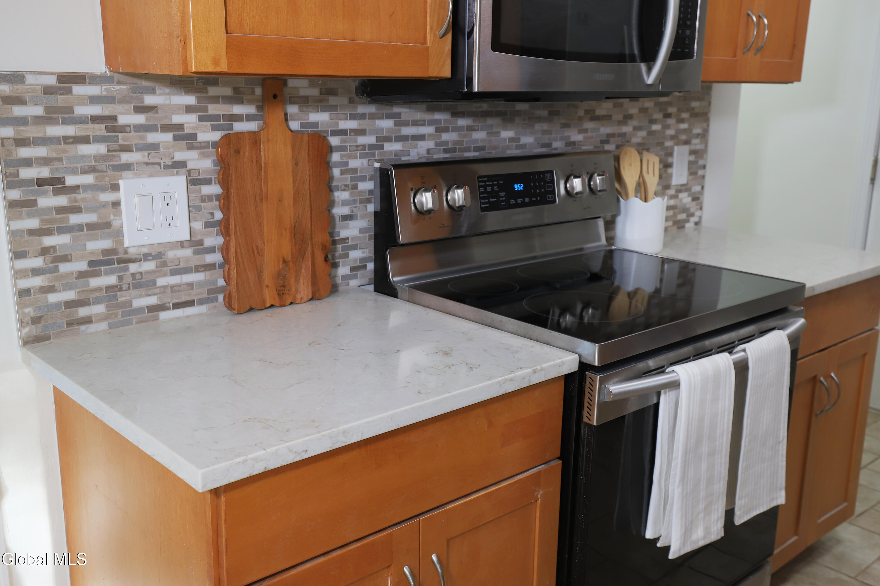 198 Thimbleberry Road Malta, NY 12020 - Photo 22 of 43 Kitchen - counters