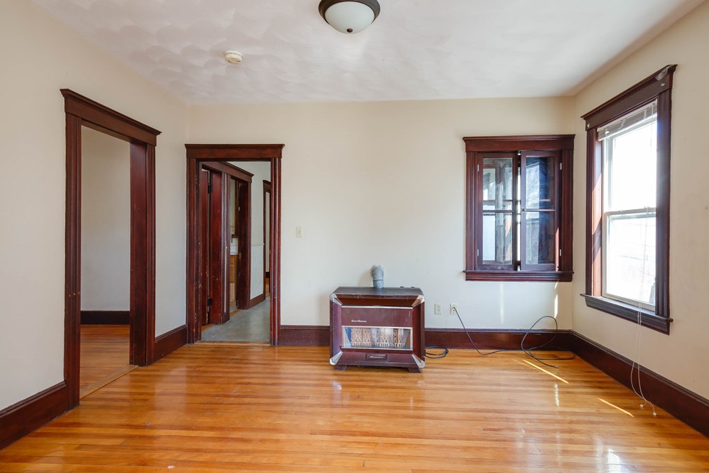 6 Lund Street Worcester, MA 01607 - Photo 11 of 34