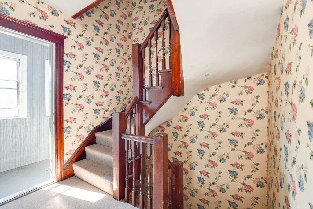 6 Lund Street Worcester, MA 01607 - Photo 13 of 34