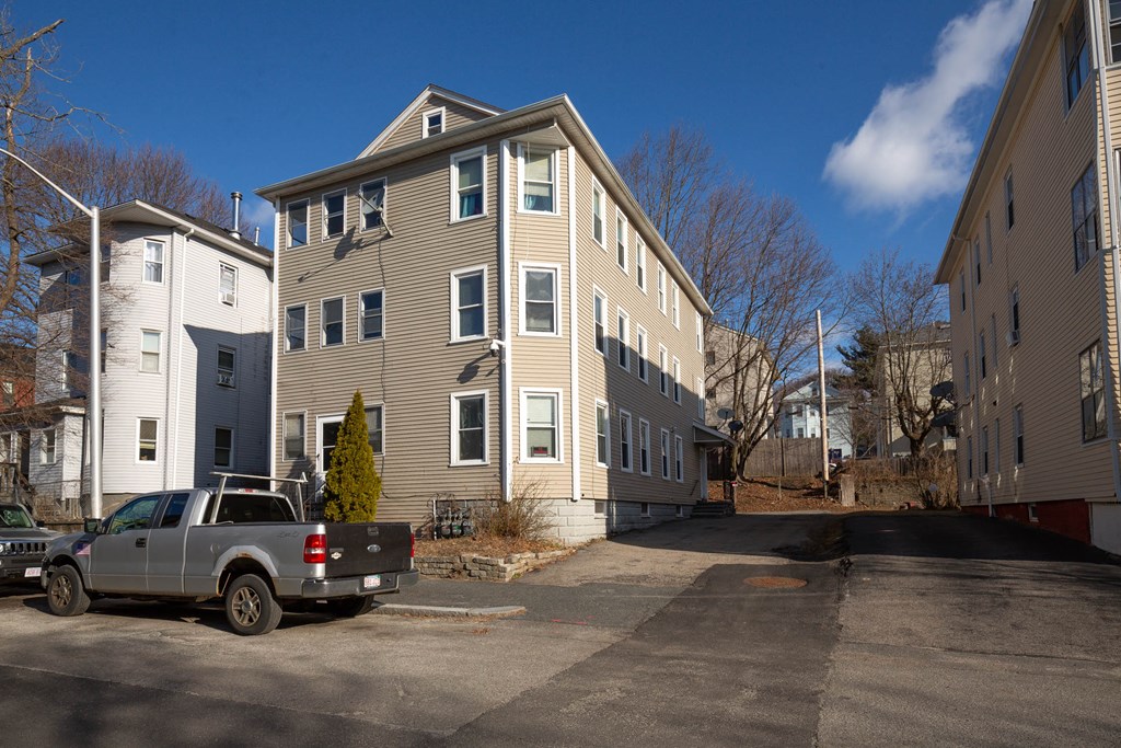 6 Lund Street Worcester, MA 01607 - Photo 2 of 34