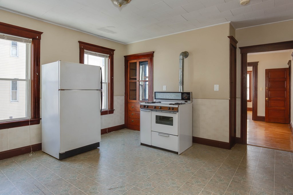 6 Lund Street Worcester, MA 01607 - Photo 3 of 34