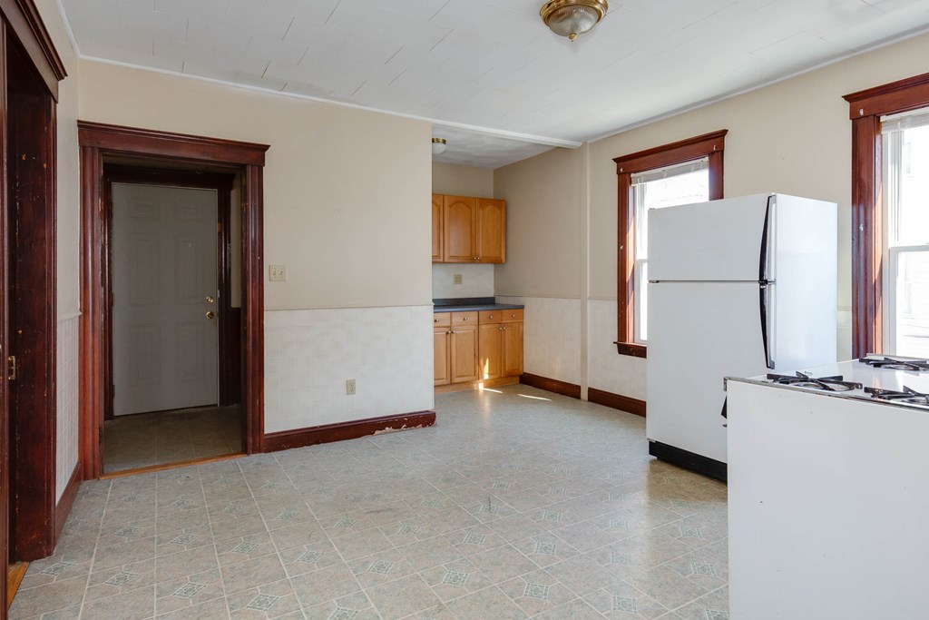 6 Lund Street Worcester, MA 01607 - Photo 4 of 34