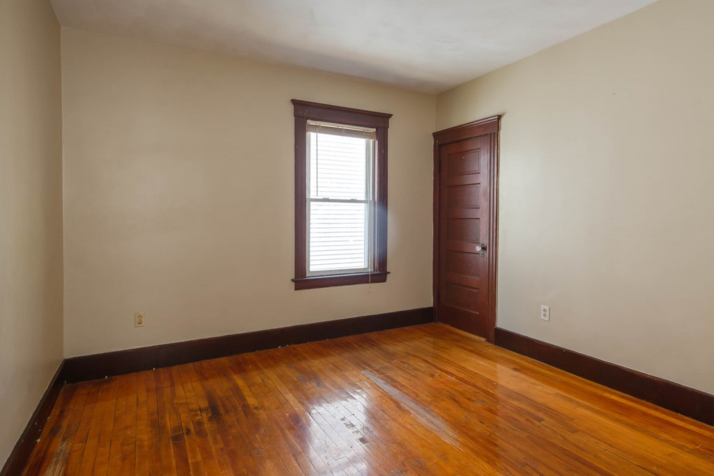 6 Lund Street Worcester, MA 01607 - Photo 7 of 34