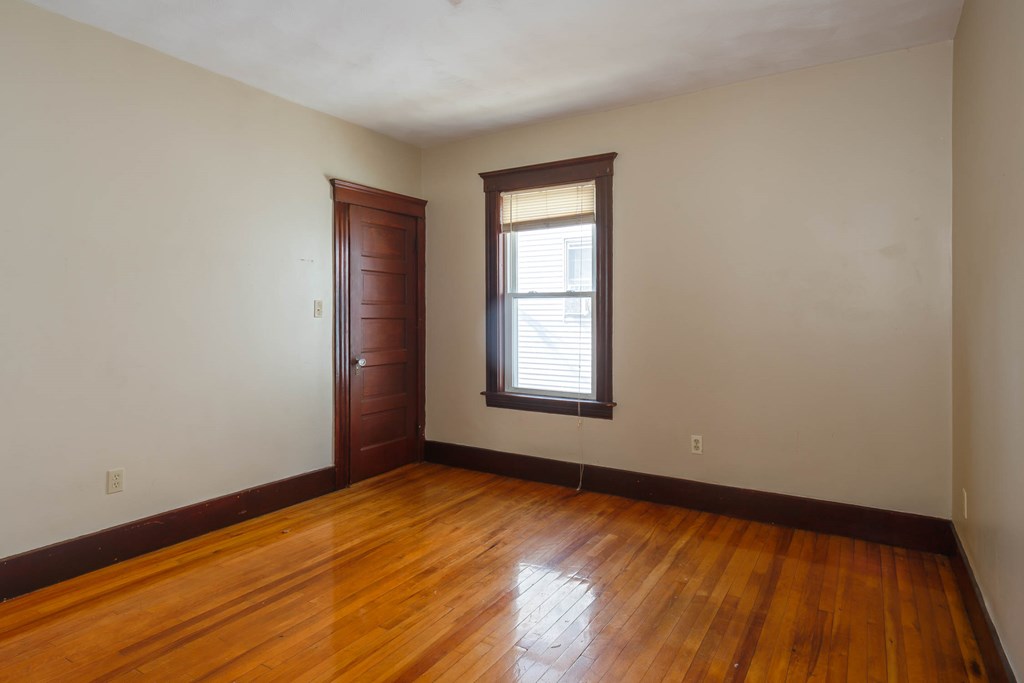 6 Lund Street Worcester, MA 01607 - Photo 9 of 34