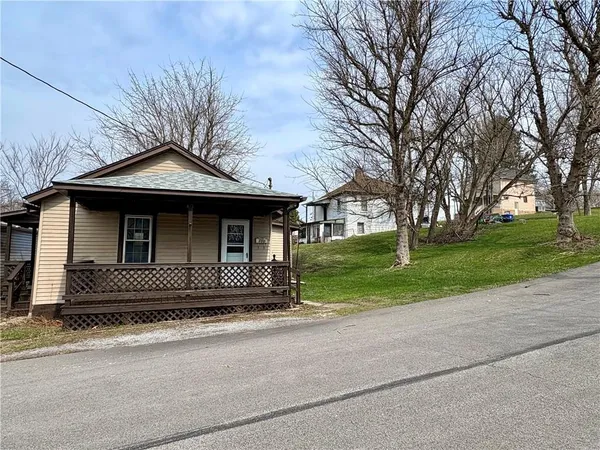 $1,050 | 100 Knoll Avenue, Ellwood City, PA 16117