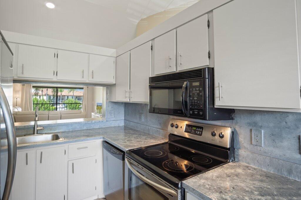 1402 Pinecrest Circle, Unit B Jupiter, FL 33458 - Photo 14 of 56 Kitchen