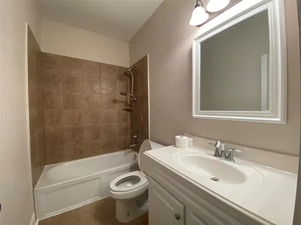 $2,590 | 204 Bailey Brook Lane, Dickinson, TX 77539