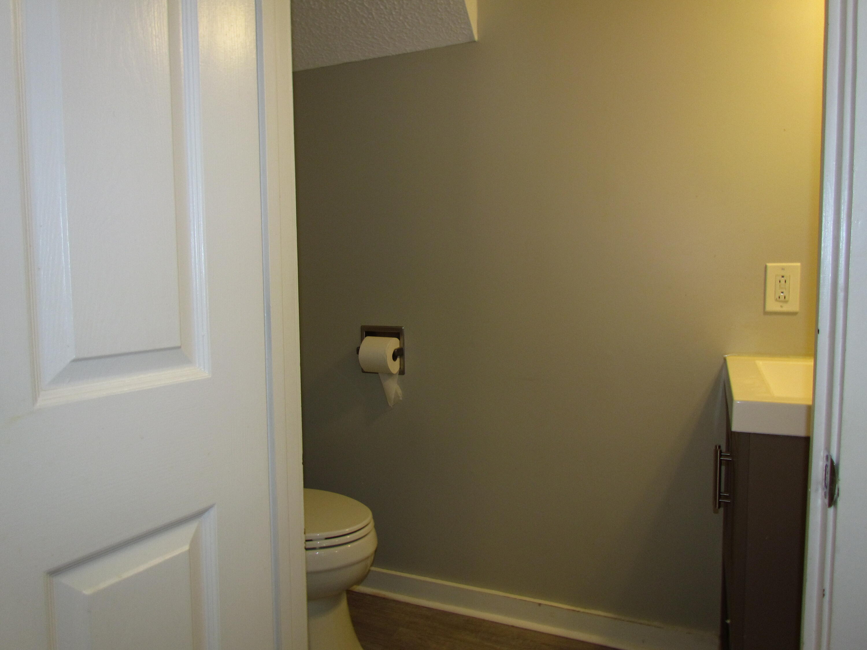 35 Munroe Lane, Unit 35 Topsham, ME 04086 - Photo 8 of 14 Half Bath