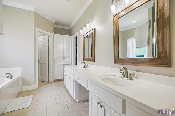 $460,000 | 11440 River Highlands Drive, St. Amant, LA 70774
