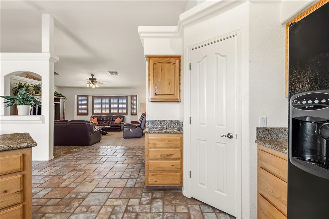 2205 East Cactus Wren Road Kingman, AZ 86409 - Photo 17 of 68 Kitchen